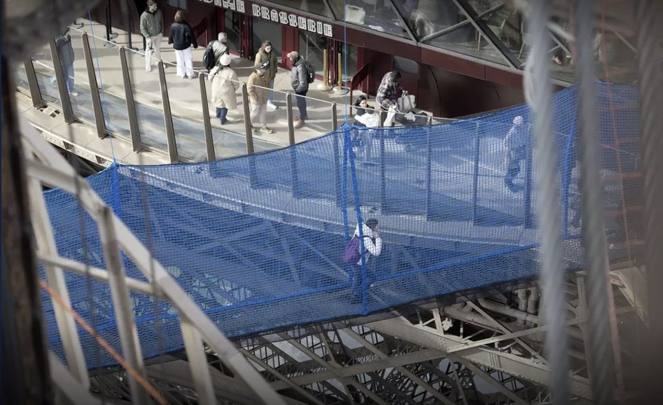 Η εγκατάσταση «Vertigo of the Tower» επανέρχεται από τις 17 Μαρτίου έως τις 3 Μαΐου, συνοδευόμενη από έναν νέο χώρο αναψυχής, ενισχύοντας την προσπάθεια των υπευθύνων του κατεξοχήν παριζιάνικου μνημείου να προσφέρει όχι μόνο θέα αλλά και βιωματικές δραστηριότητες / ΙΝSTAGRAM