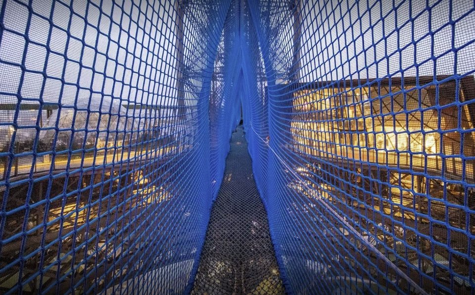 Πρόκειται για μια κατασκευή εξ ολοκλήρου από δίχτυ, σχεδιασμένη από εξειδικευμένη εταιρεία, η οποία θεωρείται η ψηλότερη αστική κρεμαστή γέφυρα του είδους της στη Γαλλία / INSTAGRAM  