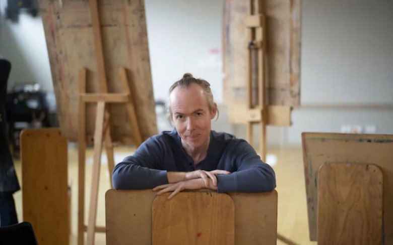 «Μου αρέσει το στοιχείο της έκθεσης, μου αρέσει να βρίσκομαι ανάμεσα σε δημιουργικούς ανθρώπους και να βλέπω τα έργα που έχουν εμπνευστεί από εμένα», λέει / DAVID ROSE 