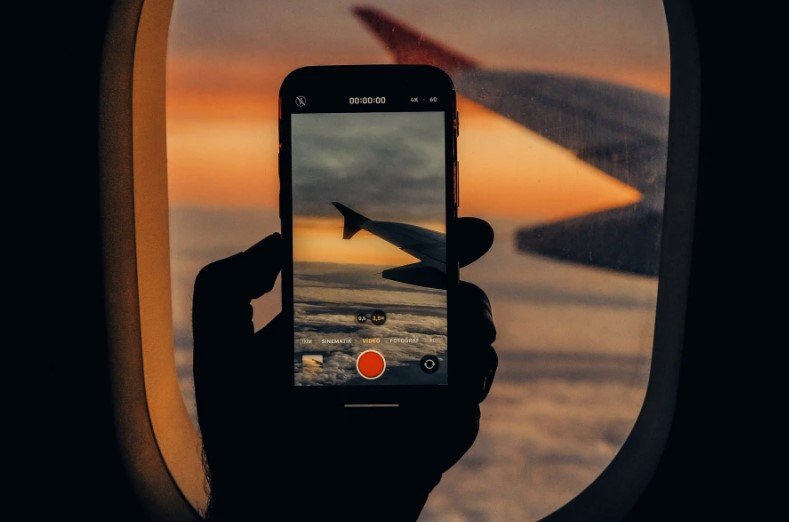 Η προτροπή που ακούγεται σχεδόν σε κάθε υπερατλαντική πτήση, λίγο πριν από την απογείωση, να ειδοποιούν οι επιβάτες το πλήρωμα αν το κινητό τους πέσει ανάμεσα στα καθίσματα, συχνά περνά απαρατήρητη ή θεωρείται υπερβολική / SHUTTERSTOCK