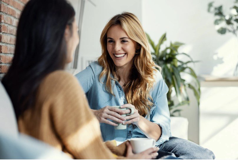 Η απάντηση, σύμφωνα με την ανάλυση της Τιγκινέαν, δεν σχετίζεται με χαρακτηριστικά όπως η αυτοπεποίθηση ή το χάρισμα, αλλά με κάτι λιγότερο προφανές: τις προσδοκίες που διαμορφώνονται πριν ακόμη ξεκινήσει μια αλληλεπίδραση / SHUTTERSTOCK
