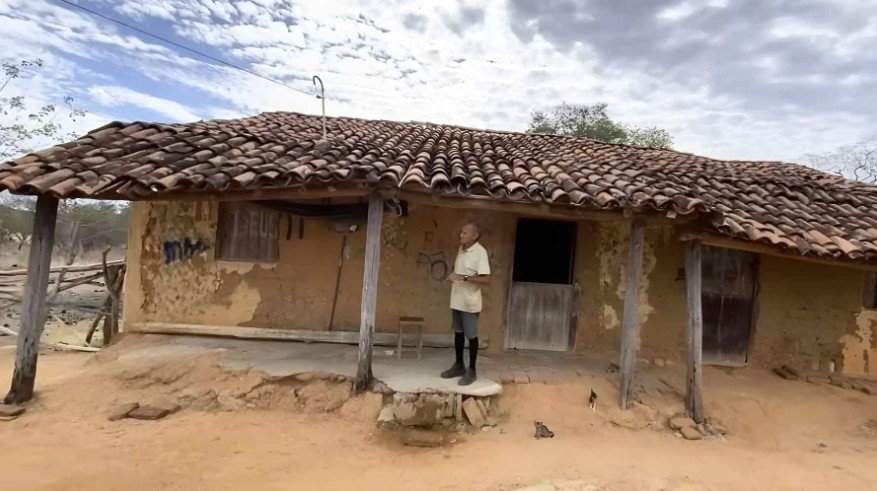 Στην αγροτική περιοχή Hidrolândia, στη βορειοανατολική Βραζιλία, ο 80χρονος, γνωστός ως Seu Chiquinho, ζει μόνος στο 106 ετών πλίνθινο σπίτι που έχτισε ο πατέρας του το 1920 / FACEBOOK