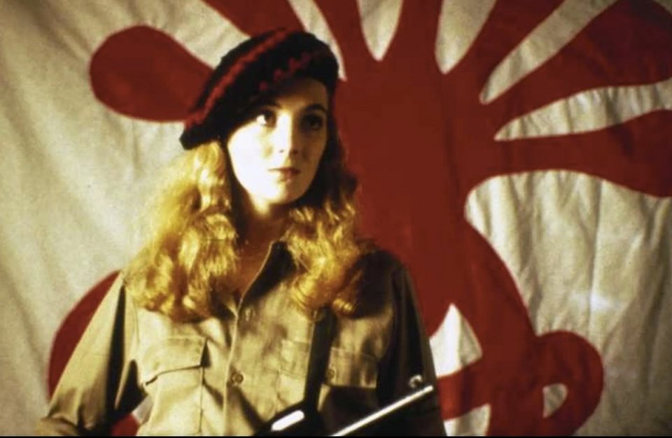 Δύο μήνες μετά την απαγωγή, η υπόθεση πήρε δραματική τροπή. Κάμερες ασφαλείας κατέγραψαν την Πάτι να συμμετέχει σε ένοπλη ληστεία τράπεζας, κρατώντας αυτόματο όπλο / WIKIPEDIA