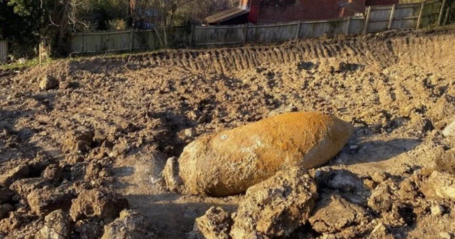 Χιλιάδες κάτοικοι εγκατέλειψαν τα σπίτια τους. Και όταν τελικά εξερράγη ελεγχόμενα, άφησε πίσω της έναν κρατήρα στο μέγεθος τριών διώροφων λεωφορείων, όπως περιέγραψαν οι πυροτεχνουργοί / FACEBOOK