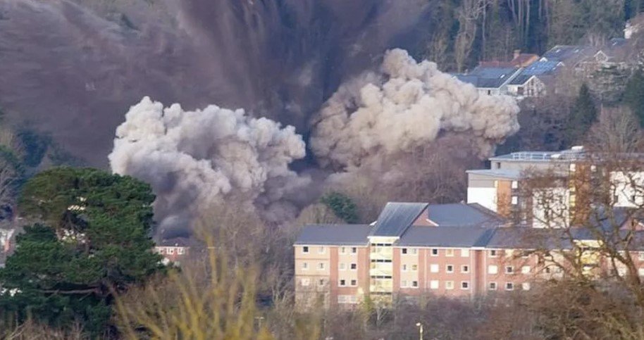 Η συγκεκριμένη βόμβα, γερμανικής κατασκευής, βάρους περίπου ενός τόνου, εντοπίστηκε τυχαία σε έναν χώρο που επρόκειτο να οικοδομηθεί. Η αντίδραση ήταν άμεση: εκκενώσεις, στρατιωτική κινητοποίηση, αναστολή της καθημερινότητας / FACEBOOK