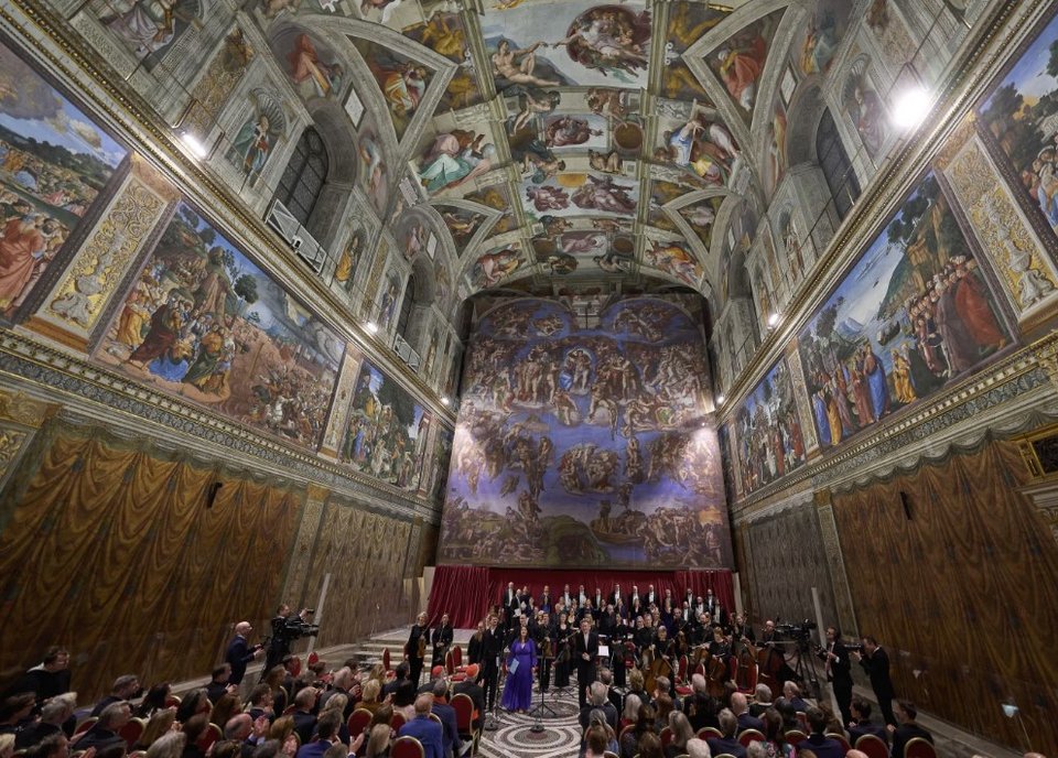 Ωστόσο, το βράδυ της προπερασμένης Κυριακής, στις 22 του μήνα, περίπου 200 προσκεκλημένοι βρέθηκαν στο εμβληματικό παρεκκλήσι του Βατικανού για μια σπάνια ιδιωτική συναυλία, η οποία σηματοδότησε την πρώτη παρουσίαση ενός νέου μουσικού έργου με θέμα τις βιβλικές αφηγήσεις / ΑΡ