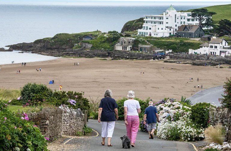 Η περιοχή του Ντέβον, και ειδικότερα το Tορκί όπου γεννήθηκε η συγγραφέας, κατέχει κεντρική θέση τόσο στη ζωή όσο και στη μυθοπλασία της / WIKIPEDIA
