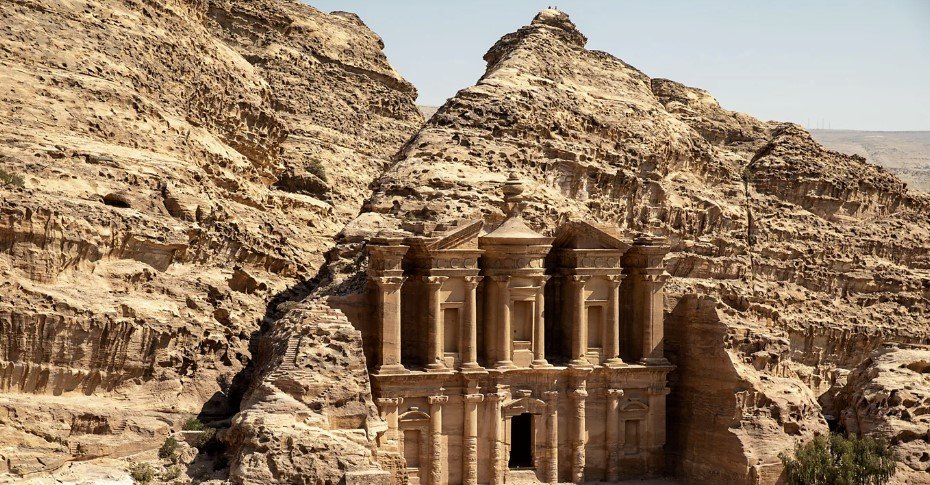 Η Πέτρα της Ιορδανίας εντάχθηκε στο μυθιστόρημα «Appointment with Death», όπου η διαδρομή των χαρακτήρων από την Ιερουσαλήμ προς την αρχαία πόλη αποκτά έναν ανατριχιαστικό χαρακτήρα / WIKIPEDIA