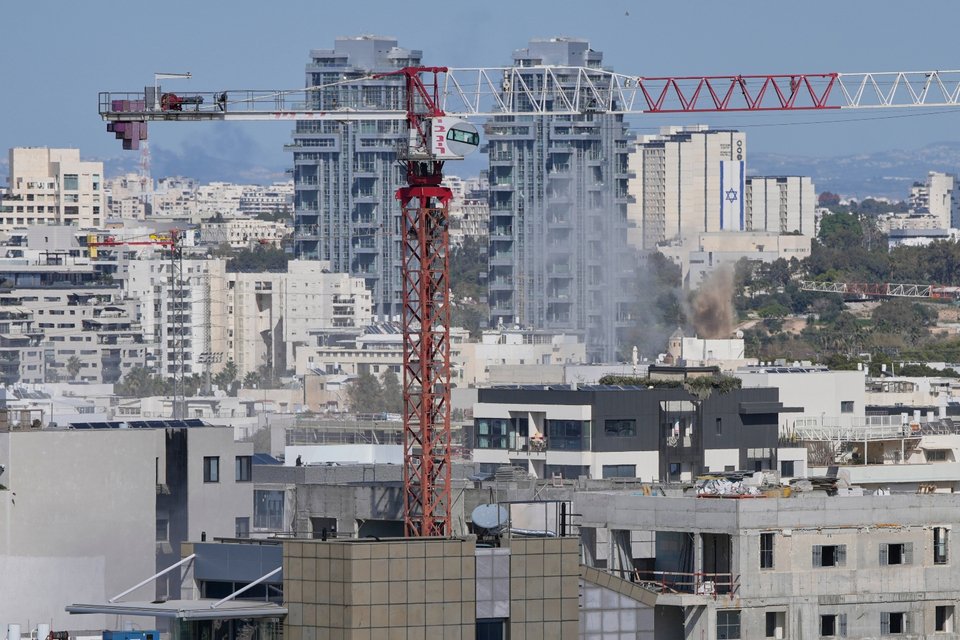Καπνός σε κεντρικό σημείο του Τελ Αβίβ, στις 8 Μαρτίου 2026 / AP