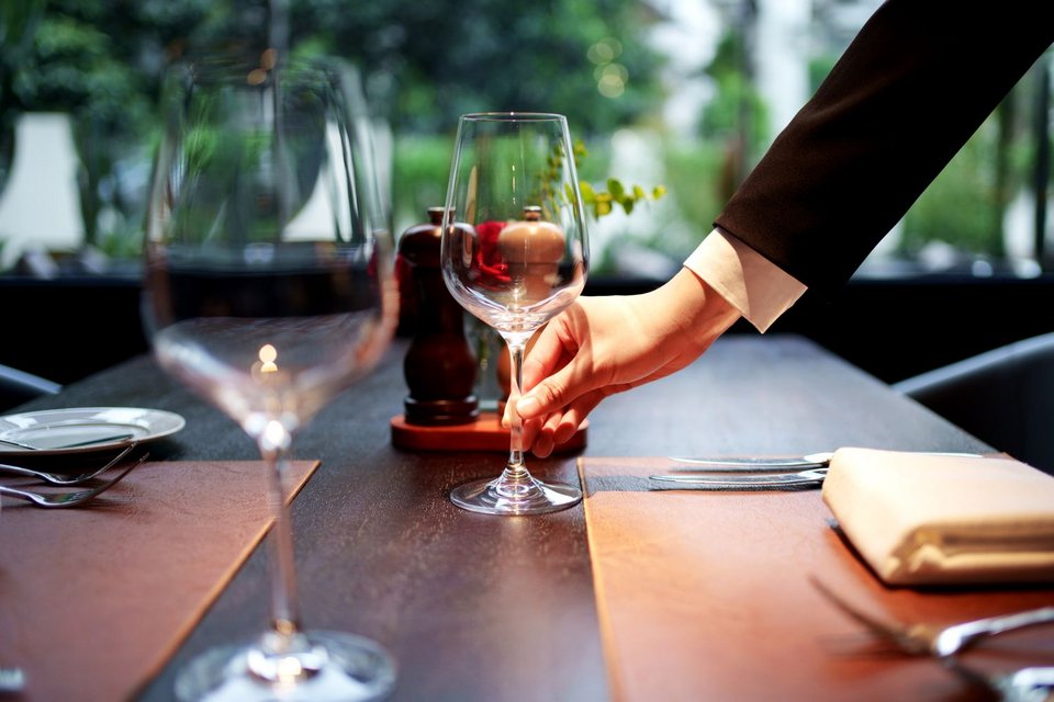 Σε πολλές περιπτώσεις οι κρατήσεις εξαφανίζονται μέσα σε λίγα λεπτά από τη στιγμή που ανοίγουν τα ηλεκτρονικά συστήματα, ενώ ορισμένα δημοφιλή εστιατόρια διαθέτουν λίστες αναμονής που φτάνουν ακόμη και τον έναν χρόνο / SHUTTERSTOCK