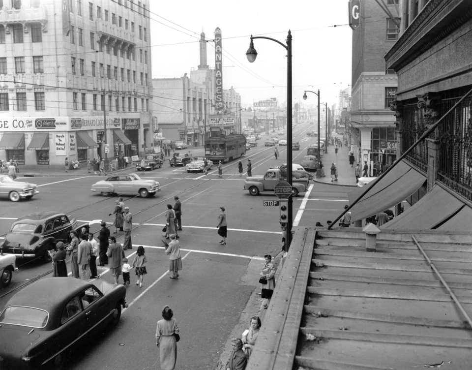 Θέα από τη γωνία των οδών Hollywood και Vine κοιτάζοντας προς τα ανατολικά στις 17 Σεπτεμβρίου 1952. Το Θέατρο Pantages, που πήρε το όνομά του από τον Αλέξανδρο Πανταζή, βρίσκεται στα αριστερά