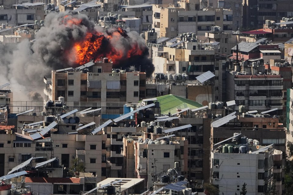 Έκρηξη στο προάστιο Νταϊγιέ στα νότια της Βηρυτού, πρωτεύουσας του Λιβάνου / AP Photo, Hassan Ammar