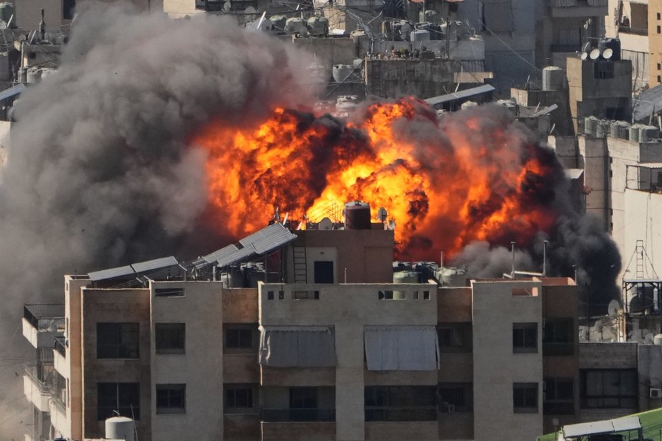 Έκρηξη στο προάστιο Νταϊγιέ στα νότια της Βηρυτού, πρωτεύουσας του Λιβάνου / AP Photo, Hassan Ammar