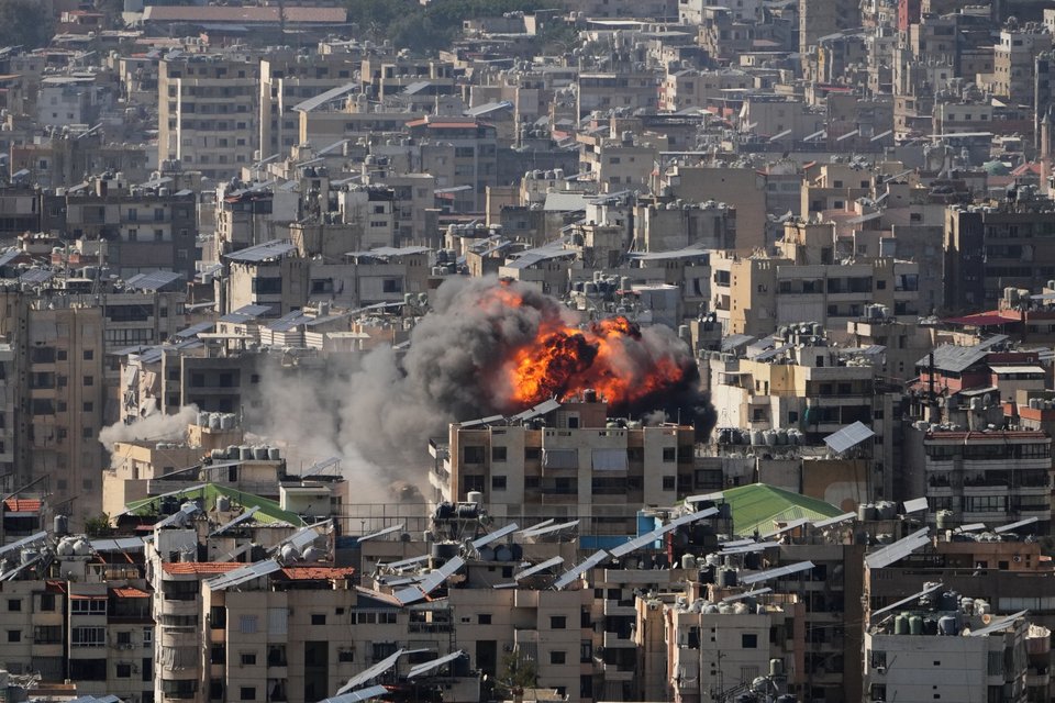 Έκρηξη στο προάστιο Νταϊγιέ στα νότια της Βηρυτού, πρωτεύουσας του Λιβάνου / AP Photo, Hassan Ammar