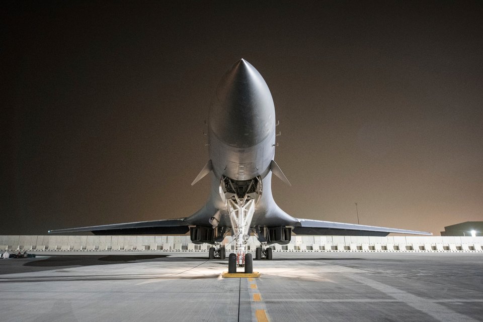 Τα βομβαρδιστικά Β-1 Lancer μπορούν να πραγματοποιούν αποστολές μακράς ακτίνας μεταφέροντας τεράστιες ποσότητες όπλων ακριβείας και συμβατικών βομβών