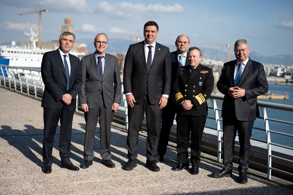 Ο Γενικός Διευθυντής Πληροφορικής &amp; Ψηφιακού Μετασχηματισμού της HELLENiQ ENERGY κ. Λεωνίδας Κωβαίος, ο Αναπληρωτής Διευθύνων Σύμβουλος της ΕΚΟ κ.&nbsp;Σπύρος Γκίκας, ο Υπουργός Ναυτιλίας και Νησιωτικής Πολιτικής κ.&nbsp;Βασίλης Κικίλιας, ο Διευθυντής Ναυτιλιακών Δραστηριοτήτων της HELLENiQ ENERGY κ.&nbsp;Κώστας Αρβανίτης, ο Αρχηγός του Λιμενικού Σώματος - Ελληνικής Ακτοφυλακής, Αντιναύαρχος&nbsp;Τρύφων Κοντιζάς&nbsp;και ο&nbsp;CEO&nbsp;της HELLENiQ ENERGY κ.&nbsp;Ανδρέας Σιάμισιης. 