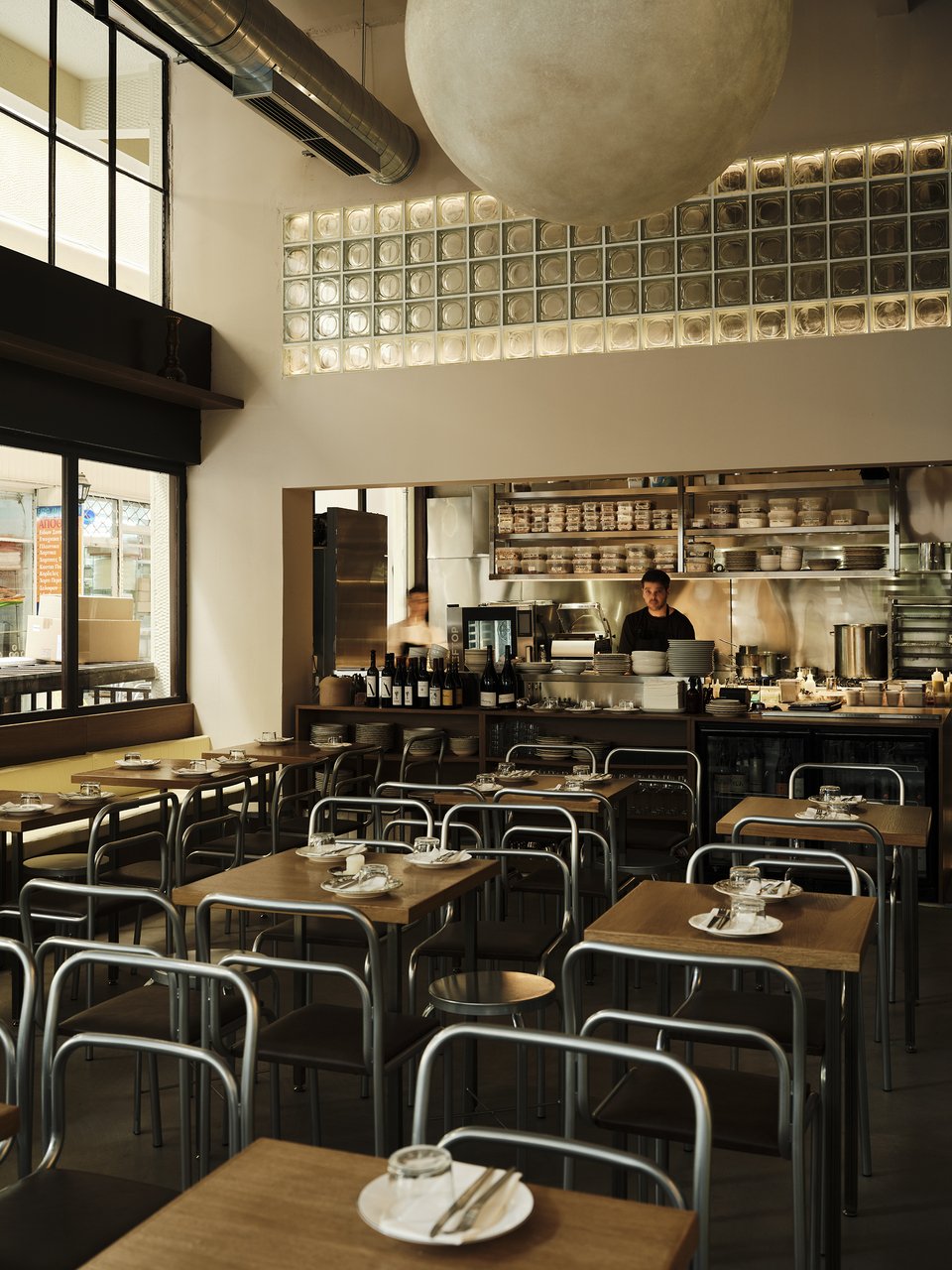 Η σάλα του September 18 στο πρωινό φως / Φωτογραφία: Γιώργος Καπλανίδης