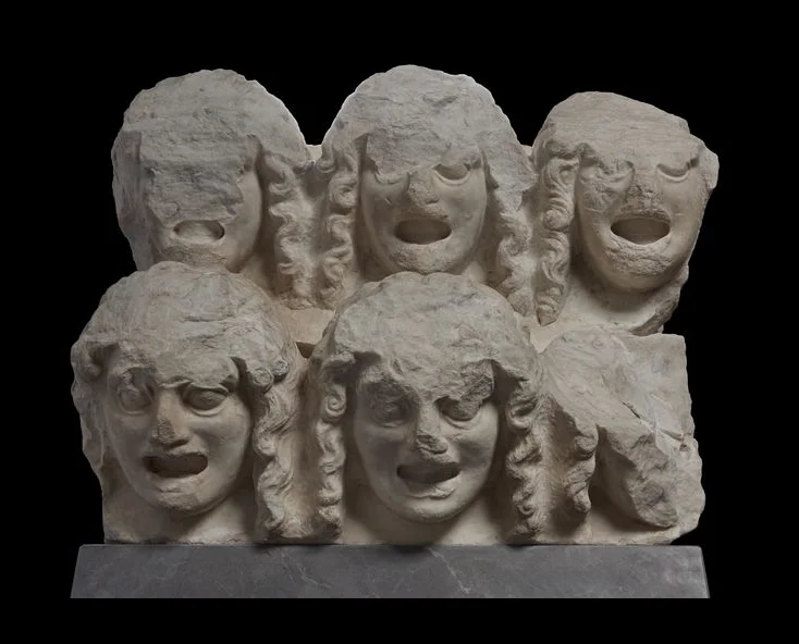 Ανάγλυφη πλάκα με θεατρικά προσωπεία