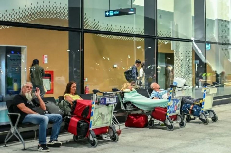  Τουρίστες κοιμούνται στα αεροδρόμια, λόγω των ακυρώσεων πτήσεων/ Φωτογραφία: Social Media  
