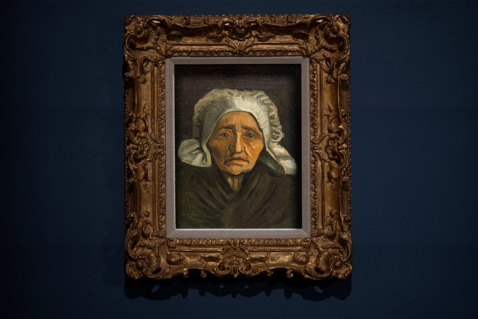 Ο πίνακας του Ολλανδού ζωγράφου Βίνσεντ βαν Γκογκ με τίτλο «Κεφάλι μιας αγρότισσας με λευκό κάλυμμα κεφαλής» είναι ένα από τα σημαντικότερα έργα του Ευρωπαϊκού Ιδρύματος Καλών Τεχνών, γνωστού με το ακρωνύμιο TEFAF, στο Μάαστριχτ / Φωτογραφία: AP /Peter Dejong