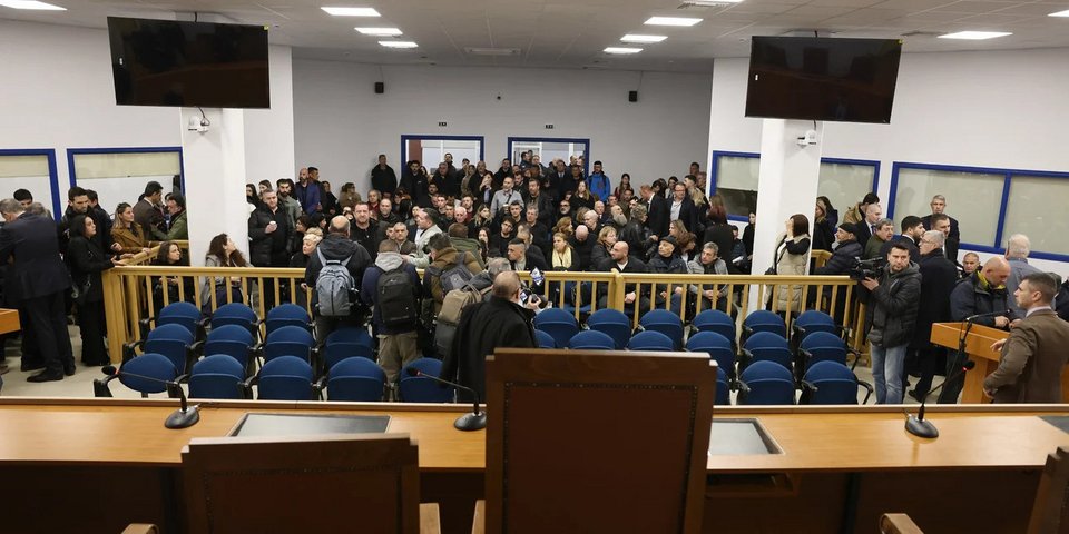 Η αίθουσα στην οποία ξεκίνησε η δίκη για τα Τέμπη / φωτογραφία: Intimenews