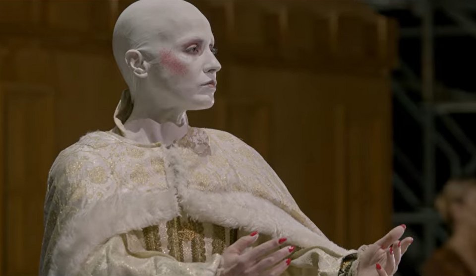 Η Εθνική Λυρική Σκηνή παρουσιάζει μια νέα συναρπαστική παραγωγή της Άννας Μπολένα, σε μουσική διεύθυνση Ζακ Λακόμπ και σκηνοθεσία Θέμελη Γλυνάτση.