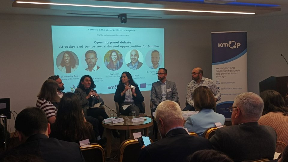 Από αριστερά: Kave Noori, Υπεύθυνος Τεχνητής Νοημοσύνης, European Disability Forum, Dr. Veronica Barassi, ﻿Καθηγήτρια, Πανεπιστήμιο Σεντ Γκάλεν, Αυστρία, Eva Lopez, Υπεύθυνη Ευρωπαϊκών Υποθέσεων και Διεθνών Συνεργασιών, Internet Sans Crainte, Γαλλία, Dr. Yiannis Pappas, Επικεφαλής Προγραμμάτων, ΚΜΟΠ, Ελλάδα, Alfonso Lara-Montero, Διευθύνων Σύμβουλος, European Social Network / Φωτογραφία: iefimerida