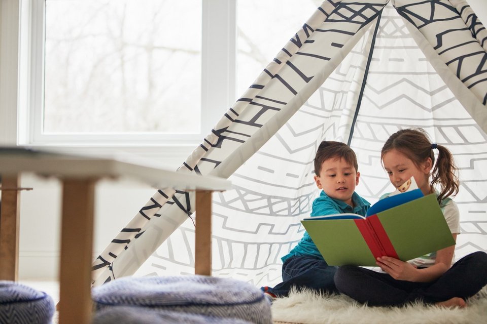 Παιδιά διαβάζουν ένα βιβλίο / Φωτογραφία: Shutterstock 