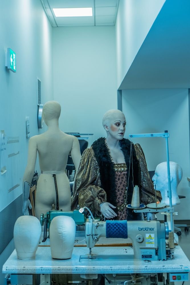 Η Άννα Μπολένα δεν αφηγείται απλώς μια ιστορική πτώση, αλλά φωτίζει διαχρονικά ζητήματα εξουσίας, δημόσιας εικόνας και προσωπικής ευθραυστότητας, αναδεικνύοντας τη φωνή ως χώρο εσωτερικής σύγκρουσης και μνήμης