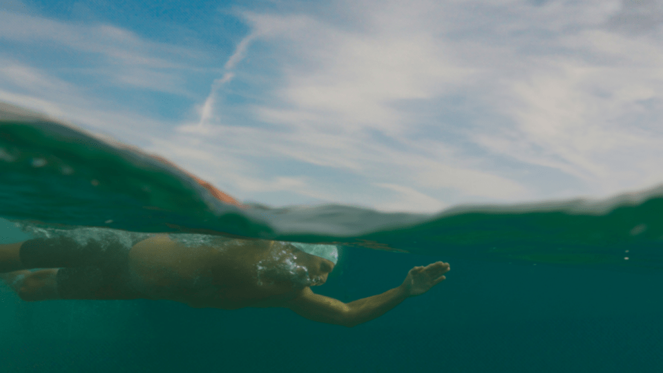  «Κάτω από την επιφάνεια» του Βασίλη Μπαραχανού, μία ταινία που αφηγείται την ιστορία του Αντώνη Τσαπατάκη