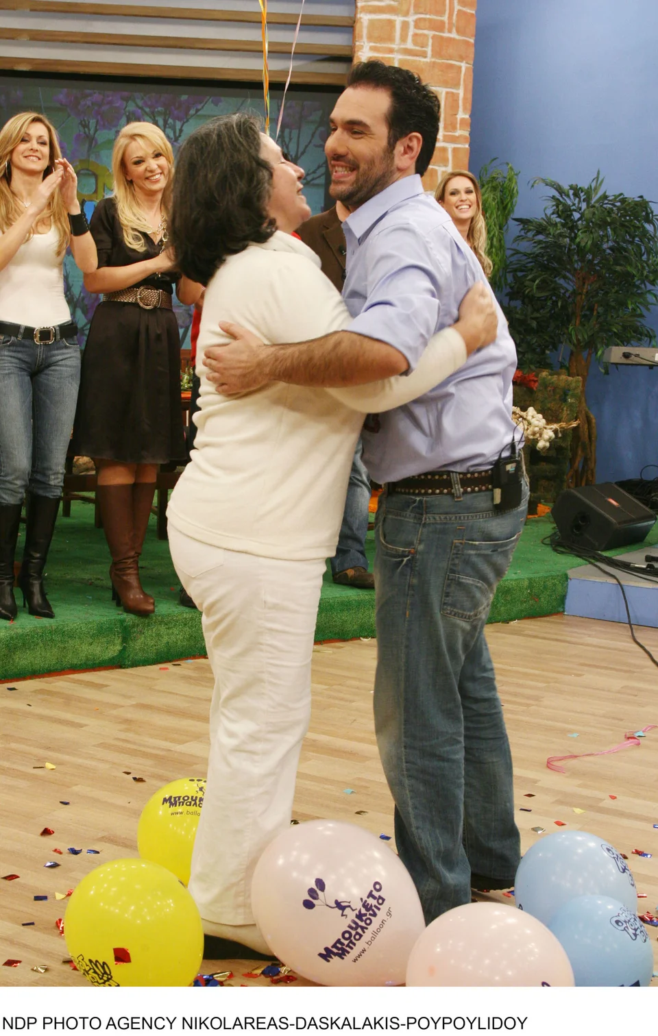 Ο Γρηγόρης Αρναούτογλου με τη μητέρα του, Κική.