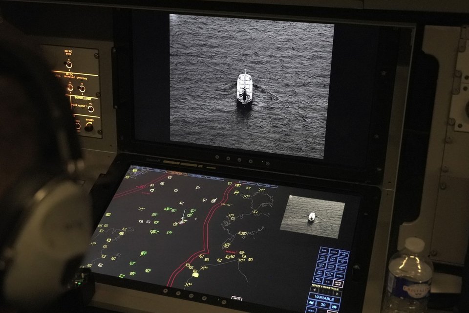 Aποστολή «Baltic Sentry» της στρατιωτικής συμμαχίας του ΝΑΤΟ για την προστασία των υποθαλάσσιων καλωδίων και αγωγών από δολιοφθορές, παρακολουθούν μία από τις οθόνες του αεροσκάφους να δείχνει εικόνες, από τις κάμερες ενός πλοίου που πλέει στη Βαλτική / Φωτογραφία: AP/John Leicester