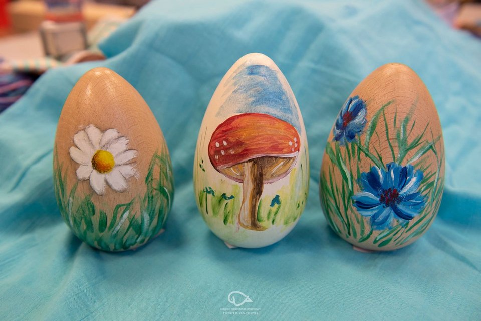 Ξεχωριστή θέση κατέχουν πάντα τα χειροποίητα πασχαλινά δώρα, τα στολίδια και οι καλόγουστες λαμπάδες, όλα φτιαγμένα με αγάπη από τα παιδιά και τους γονείς της «Πόρτας Ανοιχτής»