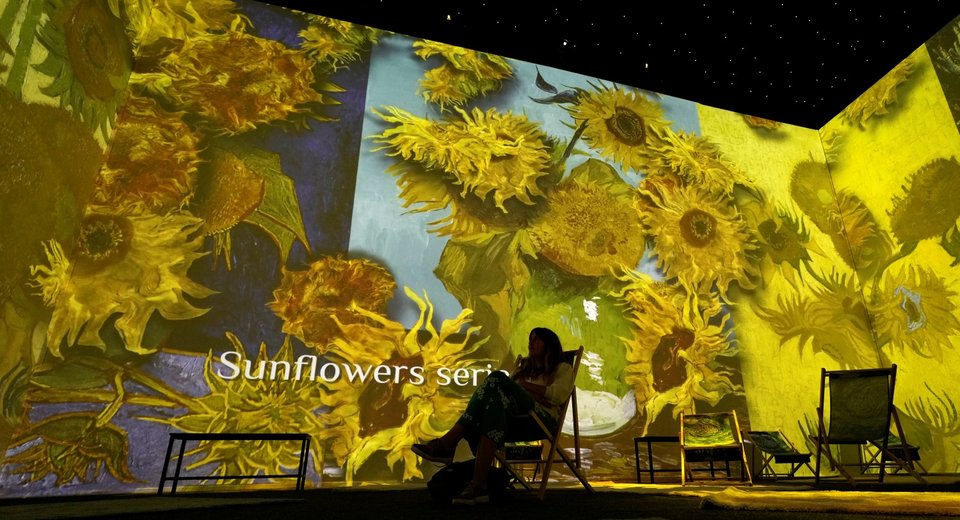 Πανοραμικό μοντάζ 360 μοιρών με κινούμενα σχέδια αξιόλογων έργων του εμβληματικού ιμπρεσιονιστή καλλιτέχνη Βίνσεντ βαν Γκογκ στην έκθεση «Van Gogh: The Immersive Experience» Λονδίνο Φωτογραφία: AP  /Alastair Grant