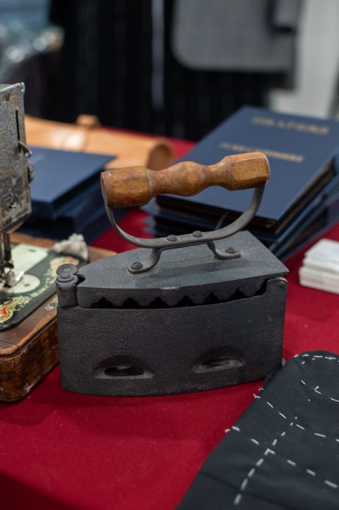 Οι επισκέπτες της έκθεσης θα μάθουν τα πάντα για τα πιο εκλεκτά κασμίρια, για το ταξίδι του μαλλιού μέχρι να γίνει σακάκι, για τις ποπλίνες και τα non iron υφάσματα των πουκαμίσων, αλλά και για τις πιο σοφές επιλογές ανά προτίμηση κι εποχή. 