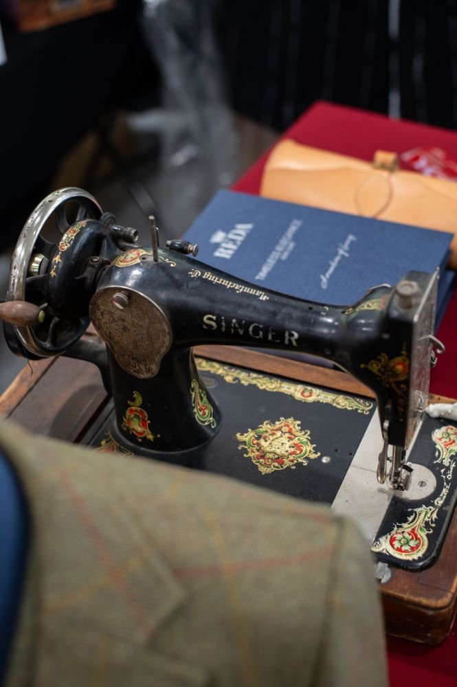 Στον χώρο θα σε περιμένει η ομάδα του 1900 the Barber Shop του Παναγιώτη Γρηγορίου, προσφέροντας δωρεάν ένα παραδοσιακό ξύρισμα