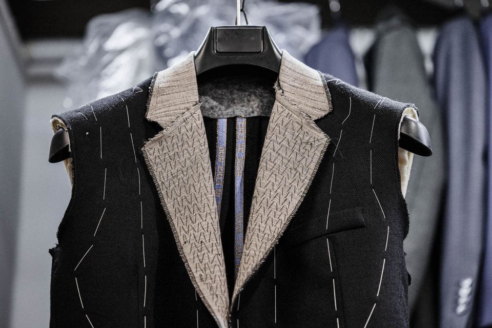 Ο Γιώργος Αθανασόπουλος (monopeto) δημιουργός της γιορτής του στιλ και ο Καριοφύλλης Χατζηνικολής, ιδιοκτήτης εμποροραφείου στην Βαρβάκειο με ιστορία 102 χρόνων, τέταρτη γενιά στην επιχείρηση, αποκαλύπτουν στο iefimerida τα μυστικά του στιλ για τον άντρα και τη σημασία του χειροποίητου ρούχου