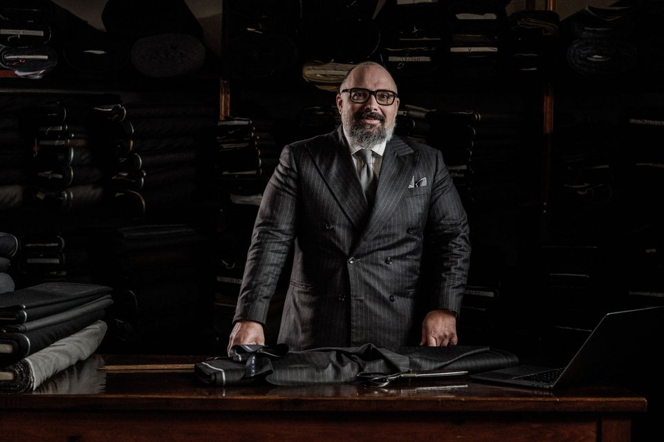 Γιώργος Αθανασόπουλος / credit: Vice Versa / «Το χειροποίητο ένδυμα, υπόδημα και αξεσουάρ είναι το ακριβώς αντίθετο της fast fashion. Είναι ο αργός, ποιοτικός, μερακλίδικος τρόπος για να ντυθεί κανείς»