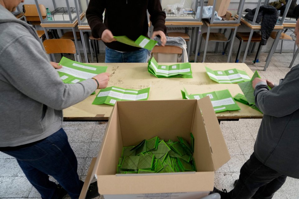 Καταμέτρηση ψηφοδελτίων για την μεταρρύθμιση της ιταλικής δικαιοσύνης. Δημοψήφισμα/ Φωτογραφία: AP /Gregorio Borgia  