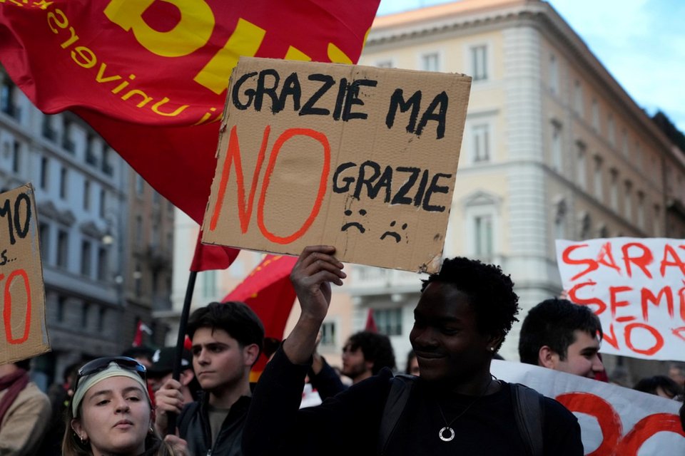  «Όχι, ευχαριστώ» λένε οι υποστηρικτές του «Όχι» και γιορτάζουν το αποτέλεσμα του συνταγματικού δημοψηφίσματος που θα ακυρώσει τη μεταρρύθμιση της δικαιοσύνης που εγκρίθηκε από το Κοινοβούλιο, στη Ρώμη,/ Φωτογραφία: AP /Gregorio Borgia