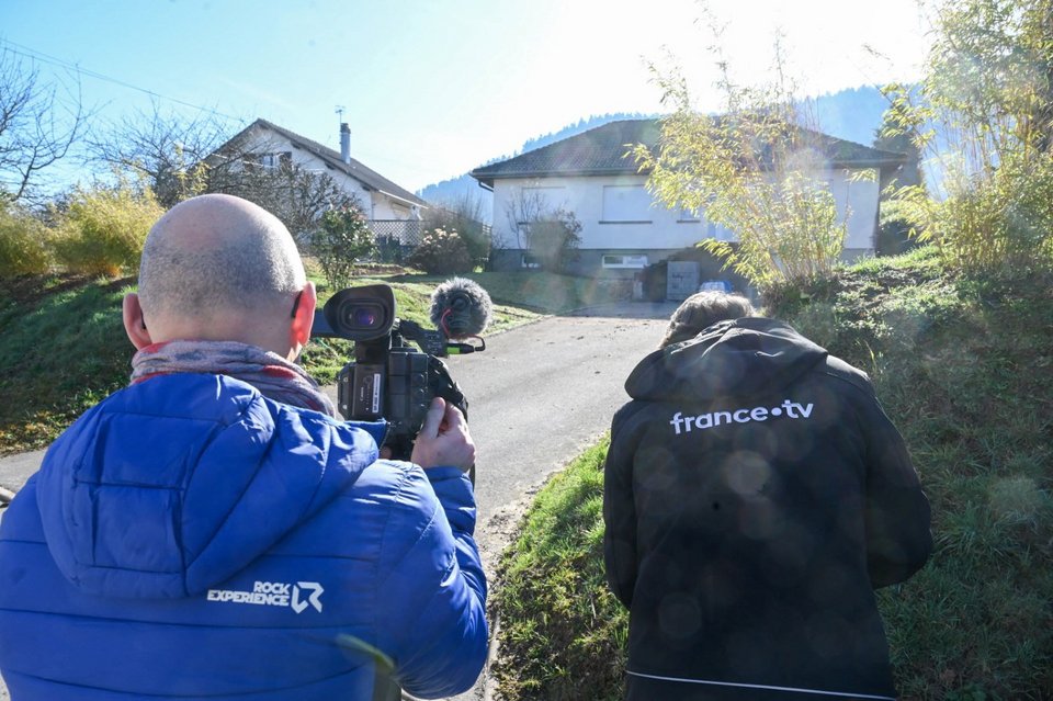 Δημοσιογράφοι έξω από το σπίτι του φερόμενου μητροκτόνου / Φωτογραφία: FB 