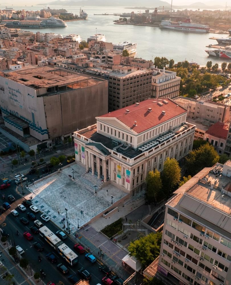 To στολίδι του Πειραιά αποκαλύπτει τον θεατρικό του πλούτο μέσα από ένα πολυσυλλεκτικό πρόγραμμα που αιφνιδιάζει