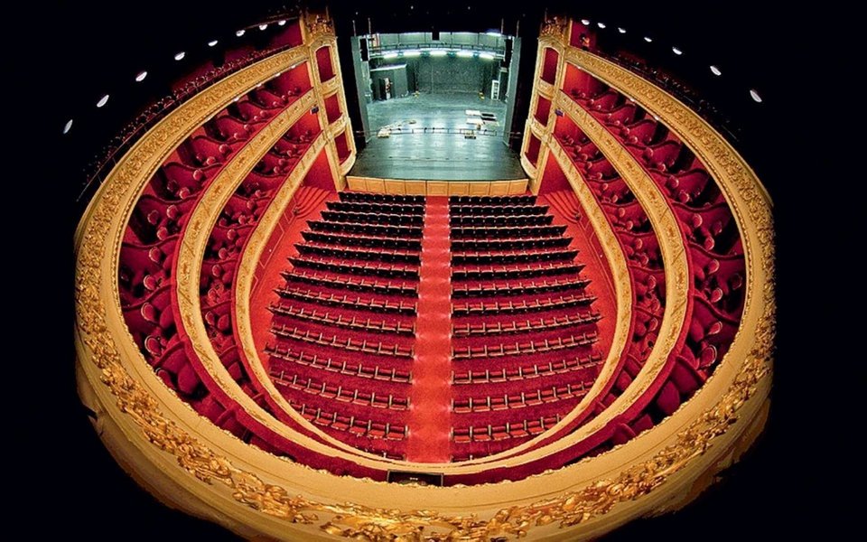 Το Δημοτικό Θέατρο Πειραιά παρουσιάζει οκτώ θεατρικές πρεμιέρες μέσα στην άνοιξη, εγκαινιάζοντας μια περίοδο ισχυρής και τολμηρής εξωστρέφειας. 