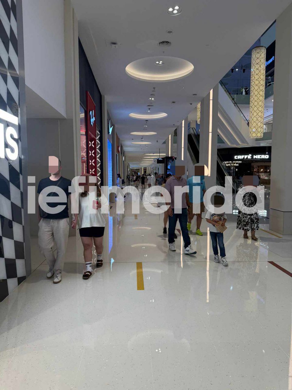 Η κανονικότητα επέστρεψε εν μέρει στο Ντουμπάι, με κόσμο να κάνει βόλτα στα εμπορικά καταστήματα 