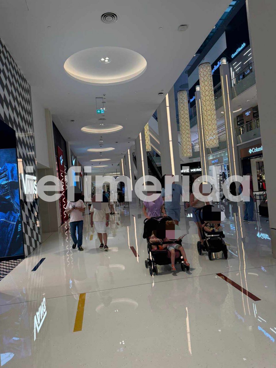 Κόσμος κάνει βόλτα στα εμπορικά καταστήματα στο Ντουμπάι, Δευτέρα 2/3