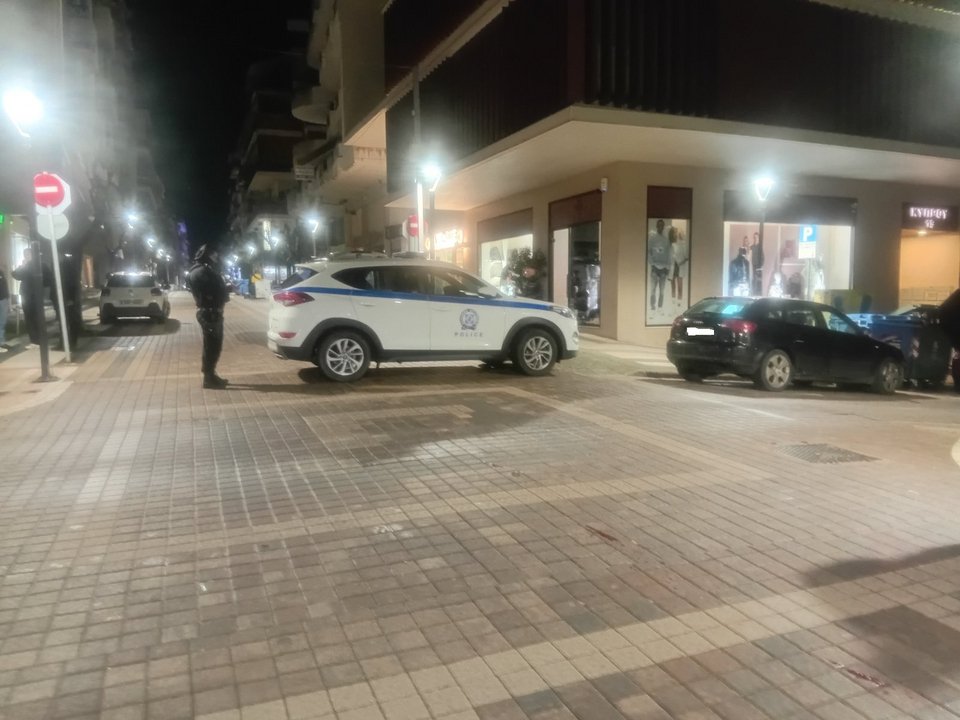 Φωτογραφία από το σημείο επίθεσης στον 16χρονο στο Αγρίνιο / Φωτογραφία: agrinionews.gr 