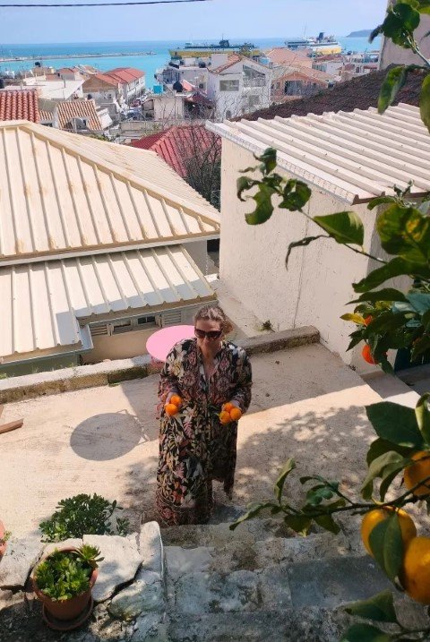 Η Ραμίρεζ μαζεύει πορτοκάλια στο σπίτι της στη Ζάκυνθο / Φωτογραφία: Kotiliesi