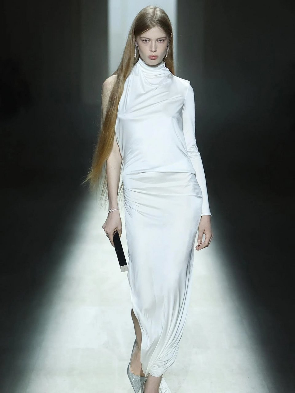 Η Βίβιαν Γουίλσον με λευκό μεταξωτό φόρεμα στην επίδειξη του οίκου Gucci 