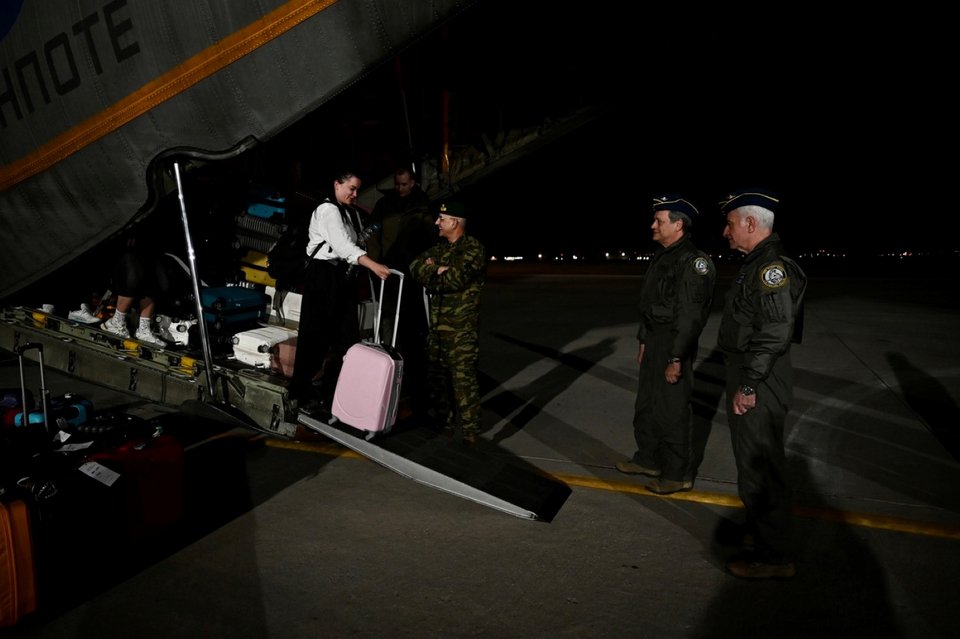  Επαναπατρισμός Ελλήνων πολιτών από τα Ηνωμένα Αραβικά Εμιράτα με C-130 της πολεμικής αεροπορίας. /Φωτογραφία: ΑΠΕ 