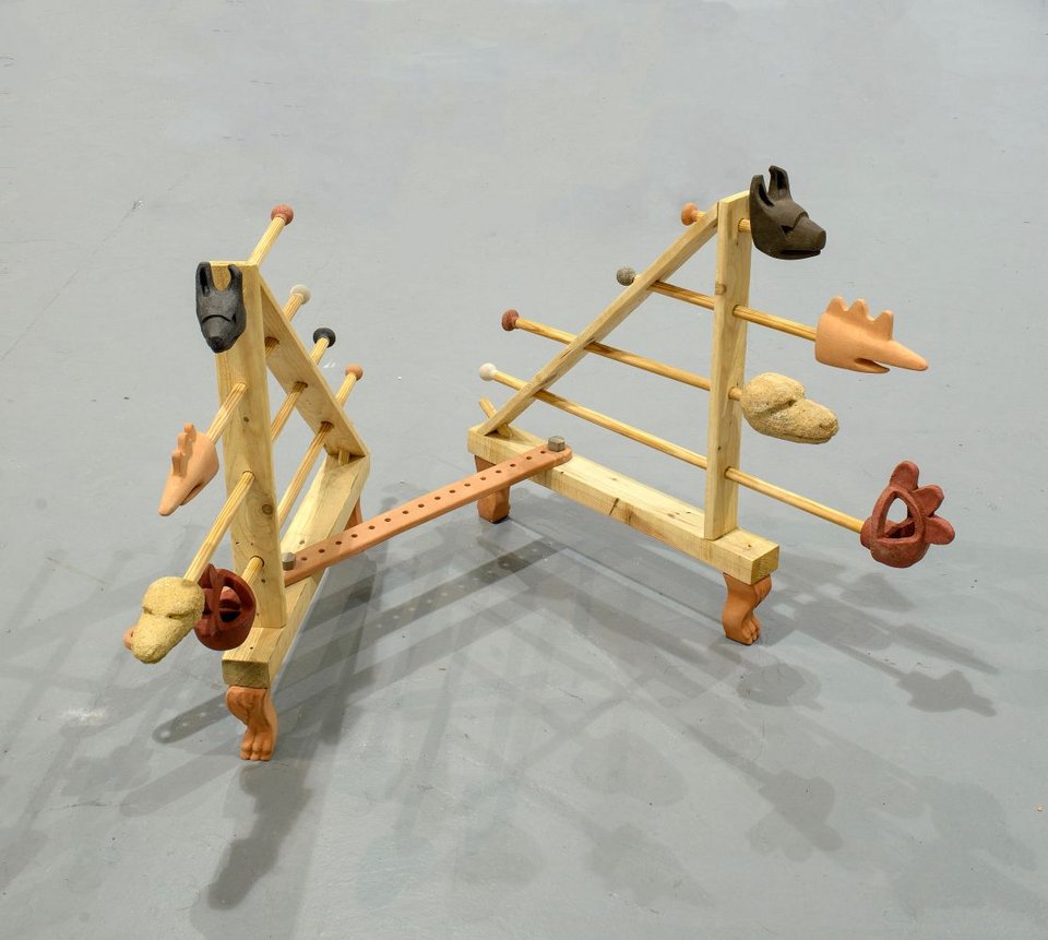  Αλίκη Παπαδημητρίου, Γρούπος 2, 2025. Κεραμικό, ξύλο, μέταλλο διαστάσεις μεταβλητές Παραχώρηση της καλλιτέχνιδας και της CITRONNE Gallery 